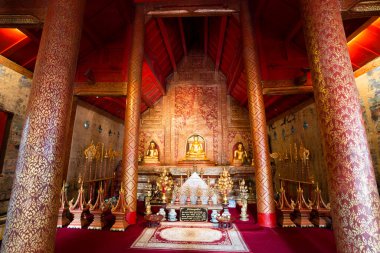 Wat Phra Singh 'in içinde bulunan Buda heykeli Tayland' da Chiang Mai 'de yer alan bir Tayland tapınağı.. 