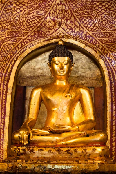 Posąg Buddy Znajduje Się Wnętrzu Wat Phra Singh Tajskiej Świątyni — Zdjęcie stockowe