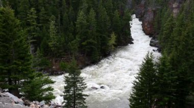 Similkameen Nehri 'ndeki Smilkameen Şelalesi E. C. Manning İl Parkı' ndaki bir kanyondan akıyor. E.C. Manning Provincial Park, Kanada 'nın British Columbia şehrinde bir il parkı. Genellikle Manning Park olarak adlandırılır..