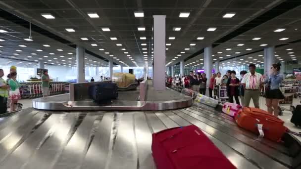 Bangkok Thajsko Dubna 2015 Cestující Čekají Zavazadlového Lístku Bangkoku Mezinárodním — Stock video