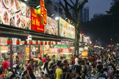 Kuala Lumpur; Malezya - 28 Ocak 2017: Jalan Alor, Malezya 'nın Kuala Lumpur bölgesinin Bukit Bintang bölgesinde geceleri popüler bir yemek ve yemek alanı..