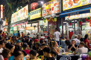 Kuala Lumpur; Malezya - 28 Ocak 2017: Jalan Alor, Malezya 'nın Kuala Lumpur bölgesinin Bukit Bintang bölgesinde geceleri popüler bir yemek ve yemek alanı..