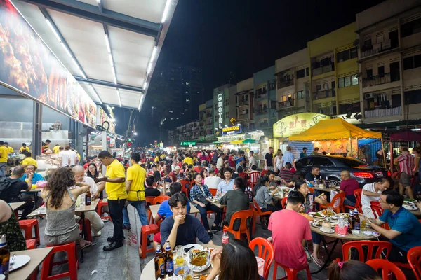 Kuala Lumpur; Malezya - 28 Ocak 2017: Jalan Alor, Malezya 'nın Kuala Lumpur bölgesinin Bukit Bintang bölgesinde geceleri popüler bir yemek ve yemek alanı..