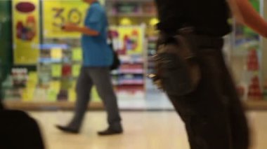 Asya 'da bir alışveriş merkezinde alışveriş yapan insanlar bulanıklaştı..