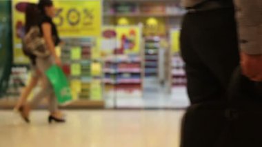 Asya 'da bir alışveriş merkezinde alışveriş yapan insanlar bulanıklaştı..