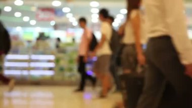 Asya 'da bir alışveriş merkezinde alışveriş yapan insanlar bulanıklaştı..
