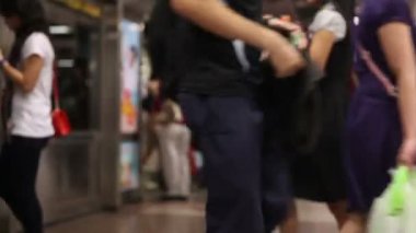 Yoğun saatlerde Singapur MRT 'sinde işe gidip gelen bulanık odaklı insanlar.
