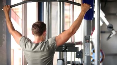 Yetişkin adam ağırlık kaldırıyor ve sağlıklı bir yaşam tarzı ve egzersizi olan bir sağlık kulübünde spor yapıyor..