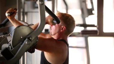 Yetişkin adam ağırlık kaldırıyor ve sağlıklı bir yaşam tarzı ve egzersizi olan bir sağlık kulübünde spor yapıyor..