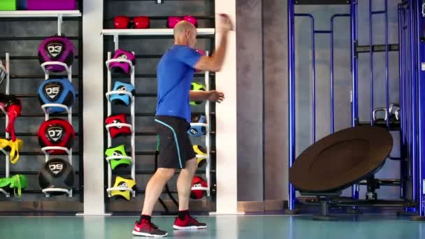 在健康的生活方式和运动的健康俱乐部健身中心做交叉训练和有氧运动的成年男子 — 图库视频影像