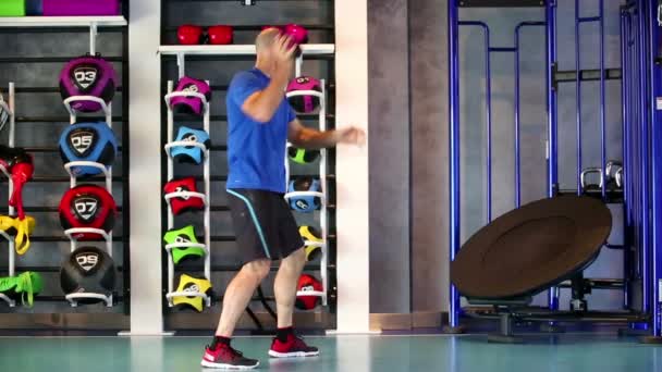 在健康的生活方式和运动的健康俱乐部健身中心做交叉训练和有氧运动的成年男子 — 图库视频影像
