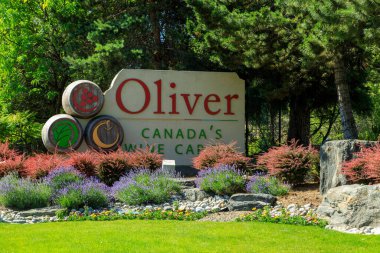 Oliver, British Columbia, Kanada - 29 Haziran 2022: Kanada 'nın başkenti Oliver, British Columbia' nın girişindeki 
