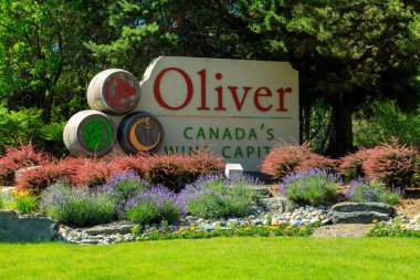 Oliver, British Columbia, Kanada - 29 Haziran 2022: Kanada 'nın başkenti Oliver, British Columbia' nın girişindeki 