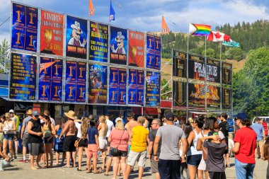 Penticton, British Columbia, Kanada - 30 Haziran 2022: Kanada 'daki barbekü takımlarının en iyi kaburgalar için yarıştığı Penticton Pirzola Festivali' nde kalabalık. Canlı müzik, eğlence ve aktiviteler de bulacaksınız.. 