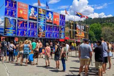 Penticton, British Columbia, Kanada - 30 Haziran 2022: Kanada 'daki barbekü takımlarının en iyi kaburgalar için yarıştığı Penticton Pirzola Festivali' nde kalabalık. Canlı müzik, eğlence ve aktiviteler de bulacaksınız.. 