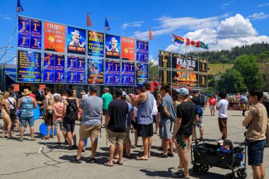 Penticton, British Columbia, Kanada - 30 Haziran 2022: Kanada 'daki barbekü takımlarının en iyi kaburgalar için yarıştığı Penticton Pirzola Festivali' nde kalabalık. Canlı müzik, eğlence ve aktiviteler de bulacaksınız.. 