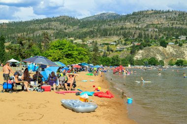Penticton, British Columbia, Kanada - 1 Temmuz 2022: Kanada Günü ve yaz eğlencesi sırasında Skaha Gölü sahilinde turist, Penticton, British Columbia, Kanada 'daki Okanagan Vadisi' nde.