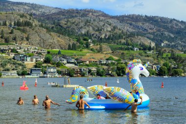 Penticton, British Columbia, Kanada - 1 Temmuz 2022: Kanada Günü ve yaz eğlencesi sırasında Skaha Gölü sahilinde turist, Penticton, British Columbia, Kanada 'daki Okanagan Vadisi' nde.