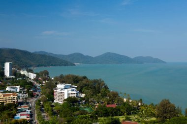 Malezya 'nın Penang Adası' ndaki Batu Ferringhi Sahili 'nin yüksek manzarası. Batu Ferringi Plajı Malezya 'da popüler bir turizm merkezidir..