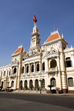 Ho Chi Minh Belediye Binası veya Hotel de Ville de Saigon, 1902-1908 yılları arasında Fransız sömürge tarzında inşa edilmiştir. 1975 'ten sonra Ho Chi Minh Şehir Halk Komitesi olarak yeniden adlandırıldı ve belediye binası olarak hizmet vermektedir..