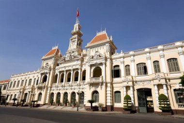 Ho Chi Minh Belediye Binası veya Hotel de Ville de Saigon, 1902-1908 yılları arasında Fransız sömürge tarzında inşa edilmiştir. 1975 'ten sonra Ho Chi Minh Şehir Halk Komitesi olarak yeniden adlandırıldı ve belediye binası olarak hizmet vermektedir..
