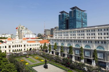 Ho Chi Minh Belediye Binası veya Hotel de Ville de Saigon, 1902-1908 yılları arasında Fransız sömürge tarzında inşa edilmiştir. 1975 'ten sonra Ho Chi Minh Şehir Halk Komitesi olarak yeniden adlandırıldı ve belediye binası olarak hizmet vermektedir..