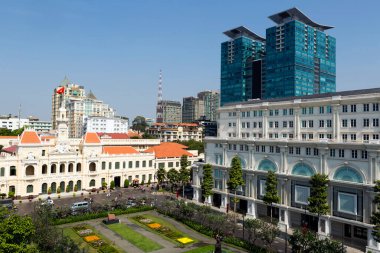 Ho Chi Minh Belediye Binası veya Hotel de Ville de Saigon, 1902-1908 yılları arasında Fransız sömürge tarzında inşa edilmiştir. 1975 'ten sonra Ho Chi Minh Şehir Halk Komitesi olarak yeniden adlandırıldı ve belediye binası olarak hizmet vermektedir..