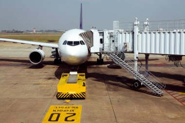 Penang Uluslararası Havalimanı 'ndaki Boeing uçağı Penang Adası, Malezya.