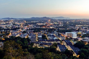 Rang Hill 'den (İngilizce) Phuket Town şehri manzarası, aynı zamanda Khao Rang (Tayca) olarak da bilinir. Phuket Town Tayland 'ın güneyinde, Phuket eyaletinin başkentidir..