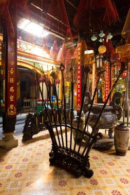 Phuoc An Hoi Quan Pagoda özellikle heykelcikler, oymalar ve asılı fenerlerle ünlüdür. Kutsal at Quan Cong 'a ithaf edilmiş birçok Vietnamlı bu tapınağı ziyaret ediyor.