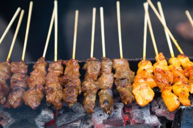Tavuk ve sığır eti satay ya da sate, Malezya 'nın Malezya' nın Jalan Alor şehrinde yer alan ve Bukit Bintang, Kuala Lumpur, Malezya 'da bulunan ünlü bir akşam marketi yemek sokağıdır. Küçük et şişleri kızartılmış ve fıstık sosuna batırılmıştır.. 