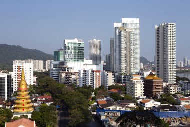 Gurney Drive Georgetown, Penang, Malezya 'da popüler bir sahil gezintisidir. Önde ise Wat Chayamangkalaram uzanan Buda heykeliyle ünlü bir Tayland Budist tapınağı..