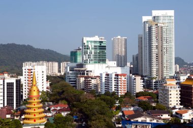 Gurney Drive Georgetown, Penang, Malezya 'da popüler bir sahil gezintisidir. Önde ise Wat Chayamangkalaram uzanan Buda heykeliyle ünlü bir Tayland Budist tapınağı..