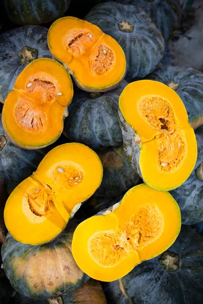 Filipinler 'in Cebu şehrindeki Karbon Pazarı' nda bir çiftçi pazarında organik kabak görüntüsü.