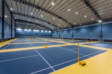 Chonburi, Tayland - 26 Nisan 2017: Chonburi, Tayland 'da bulunan Bowin Arena' da Decoflex döşemeleri olan kapalı badminton sahası. 