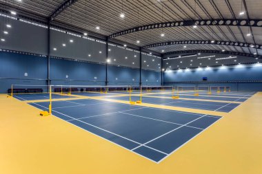 Chonburi, Tayland - 26 Nisan 2017: Chonburi, Tayland 'da bulunan Bowin Arena' da Decoflex döşemeleri olan kapalı badminton sahası. 