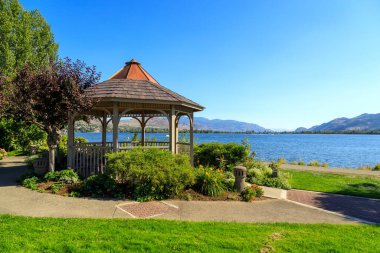 Osoyoos Gölü kıyısındaki orman çardağı Okanagan Vadisi, British Columbia, Kanada 'daki küçük Osooss kasabasında yer almaktadır..