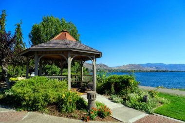 Osoyoos Gölü kıyısındaki orman çardağı Okanagan Vadisi, British Columbia, Kanada 'daki küçük Osooss kasabasında yer almaktadır..