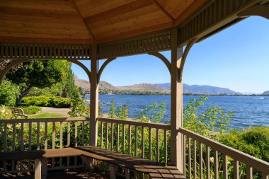Osoyoos Gölü kıyısındaki orman çardağı Okanagan Vadisi, British Columbia, Kanada 'daki küçük Osooss kasabasında yer almaktadır..