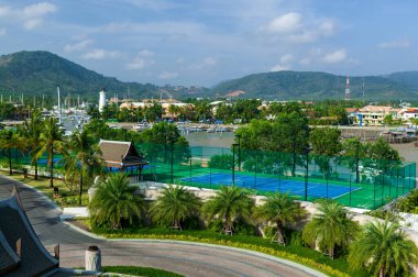 Tenis kortu ve Tayland sala mimarisi Phuket, Tayland 'da bir otel marinasında..