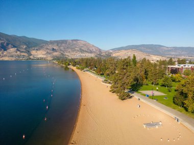 Okanagan Vadisi, Penticton, British Columbia, Kanada 'daki Skaha Lake Beach' in insansız hava aracı görüntüsü.