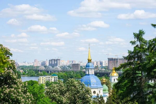 Landscape overlooking the church in the city of Kiev — Stock Photo, Image