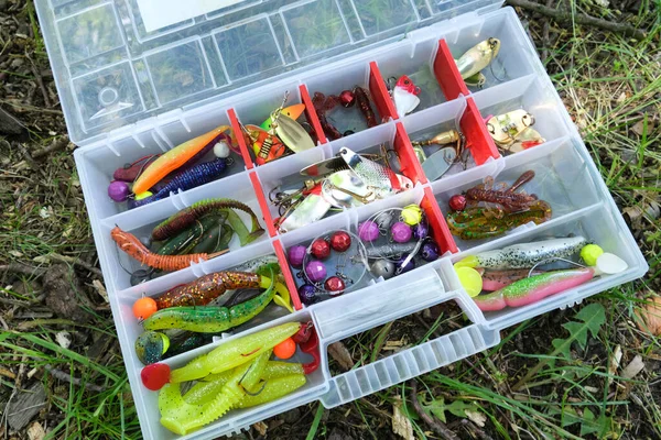 Balık tutmak için bir kutu yem.