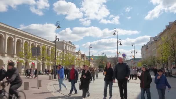 2022年4月17日，波兰华沙旧城。人们走在市中心的广场上. — 图库视频影像