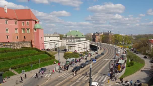 Пешеходы и автомобили движутся по улицам города. — стоковое видео