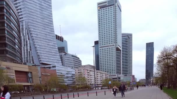 हौस करा. एमिली प्लेटर, वॉर्सा, पोलंड, 25.04.2022. प्रवासी रस्त्यावर खाली चालत जातात . — स्टॉक व्हिडिओ