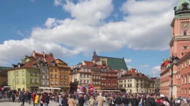 Varşova 'da, Eski Şehir' de insanlar yürüyor..
