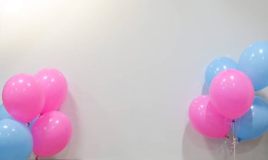 Gri arka planda pembe ve mavi balonlar. Mesajın için yer aç. Yüksek kalite fotoğraf