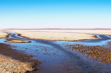 Tuz Gölü 'nün muhteşem manzarası. Merkezi Anadolu 'da. Türkiye 'nin en büyük ikinci gölü. Dünyadaki en büyük hipersalin göllerinden biridir. Seyahat ve turizm kavramı.