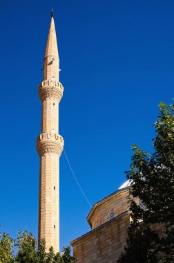 Mavi gökyüzüne karşı yüksek minarenin detaylı görüntüsü. Kızıl Nehir üzerindeki köprüden (Kizilimak) görüntüle. Avanos, Nevsehir, Türkiye.